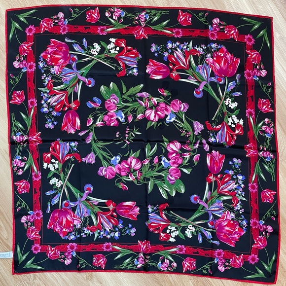 Vintage 100% silk square floral scarf wrap Liz Claiborne black pink red green - Picture 2 of 6